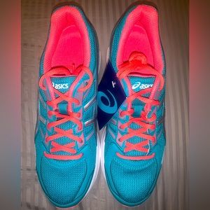 New Asics Women’s shoes 9.5 - never worn